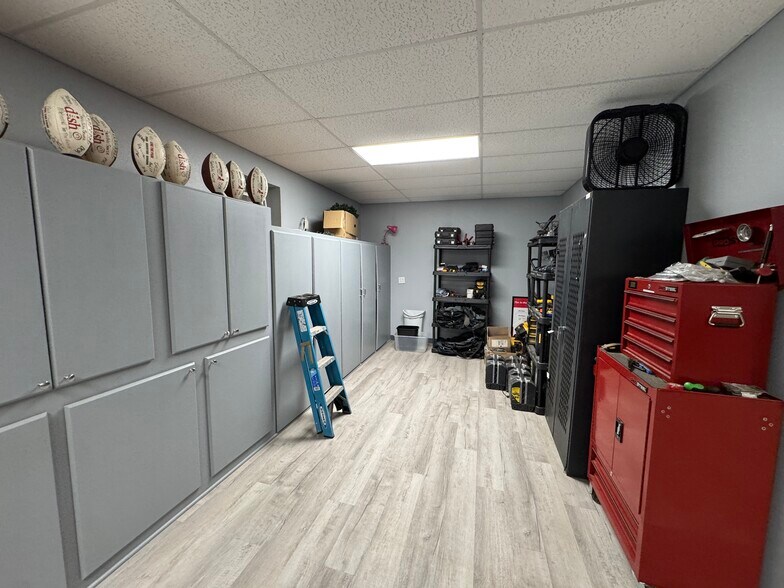 More Photos Of 706 N Perry St, Palestine General Retail For Sale