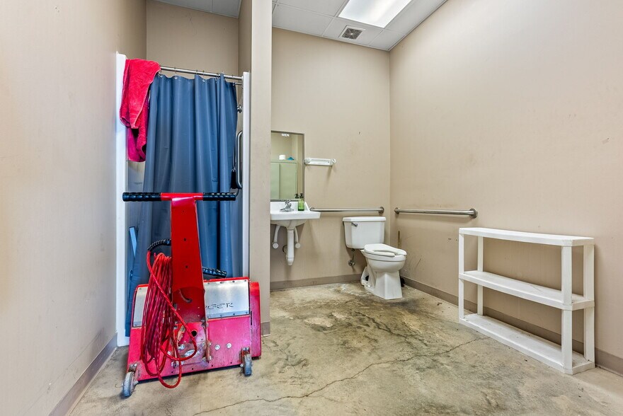 More Photos Of 834-840 Lagoon Business Loop, Montgomery Light Distribution For Lease