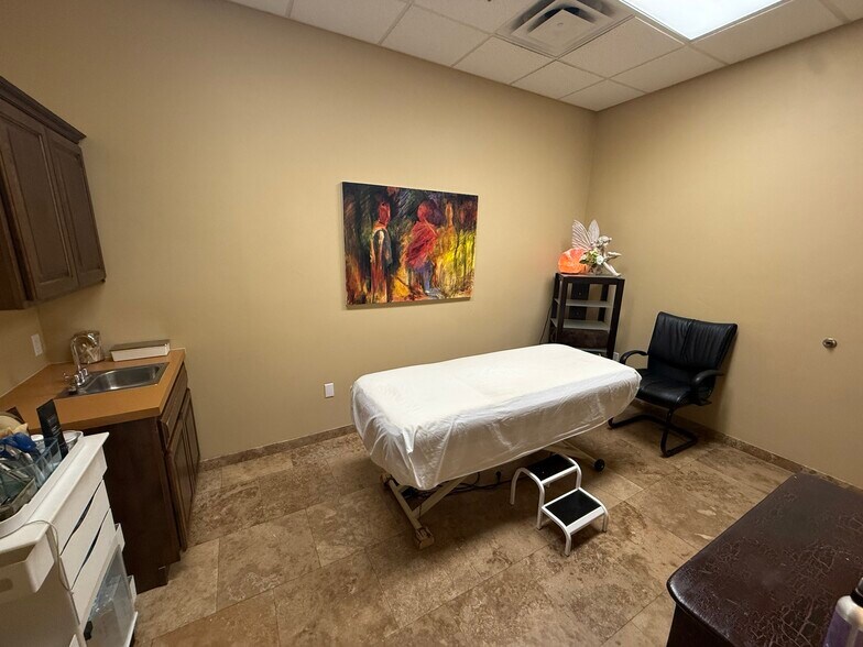 More Photos Of 7336 E Deer Valley Rd, Scottsdale Office For Sale