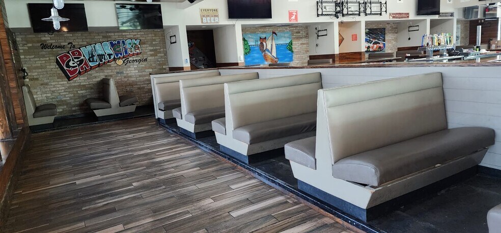 More Photos Of 10355 Canal Crossing, Brunswick Restaurant For Lease