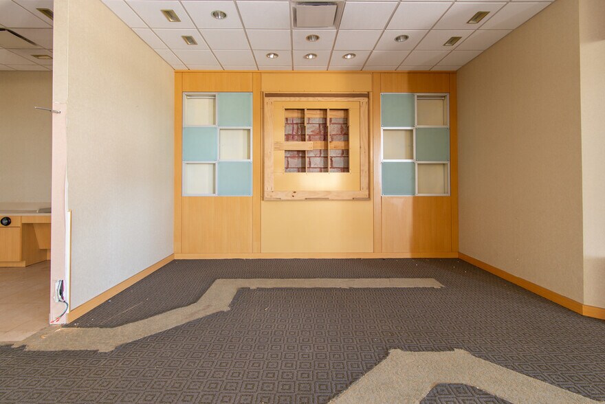 More Photos Of 451 W 14 Mile Rd, Madison Heights Freestanding For Sale