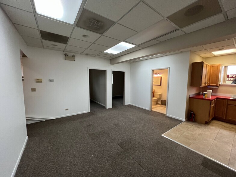 More Photos Of 6575-6577 N Avondale Ave, Chicago Service For Lease