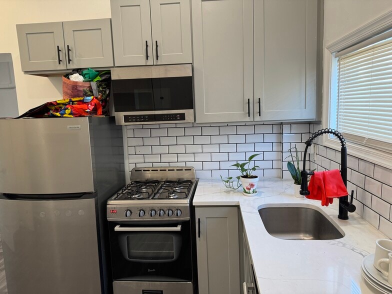 More Photos Of 194 Woodward St, Jersey City General Retail For Lease