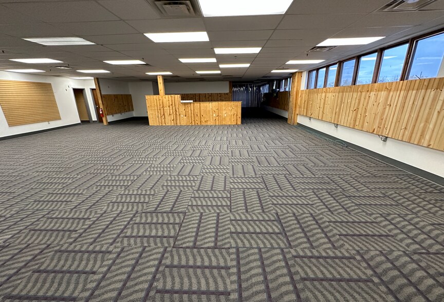 More Photos Of 4951 Dixie Hwy, Fairfield Showroom For Lease