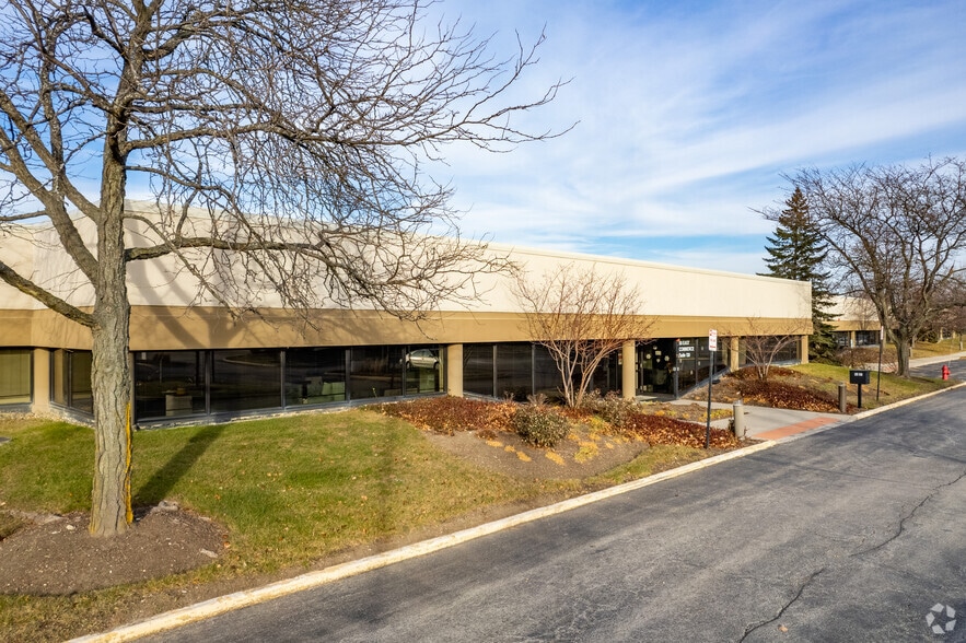 More Photos Of 50 E Commerce Dr, Schaumburg Light Distribution For Lease