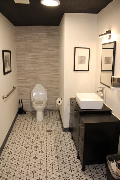 More Photos Of 706 Springdale Rd, Bedford Office For Sale