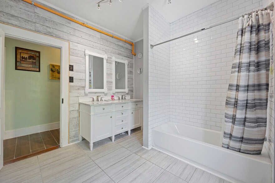 More Photos Of 125 N Main St, Hastings Restaurant For Lease