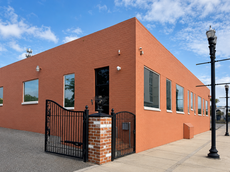 More Photos Of 122 Jefferson St, Jacksonville Office For Lease