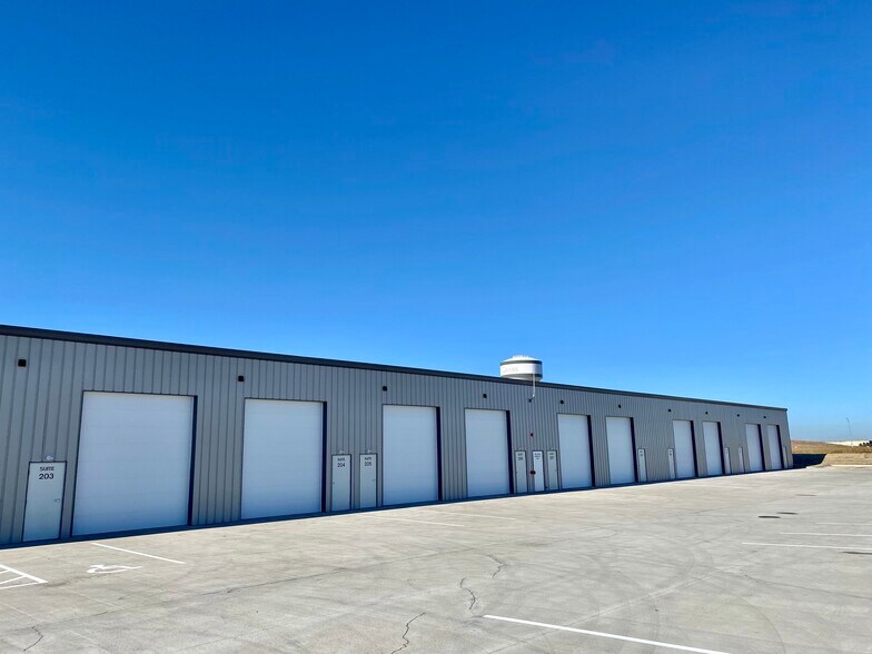 More Photos Of 1405 SE 28th St, Grimes Warehouse For Lease