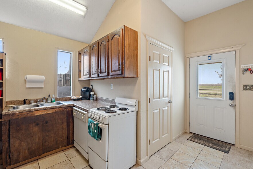 More Photos Of 2225 S State Highway 95, Taylor Freestanding For Lease