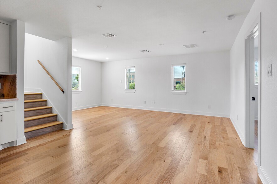 More Photos Of 319 Eastwood St, Houston Apartments For Sale