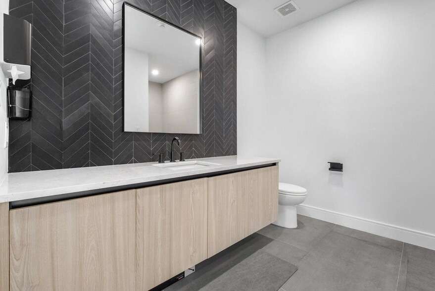 More Photos Of 3351 N Federal Hwy, Delray Beach Office For Lease