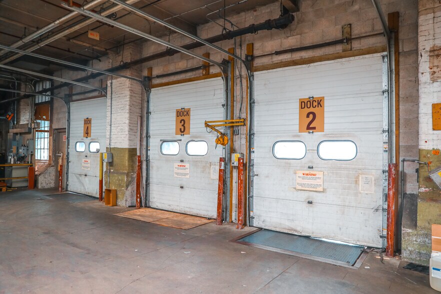 More Photos Of 75 Green St, Clinton Distribution For Lease