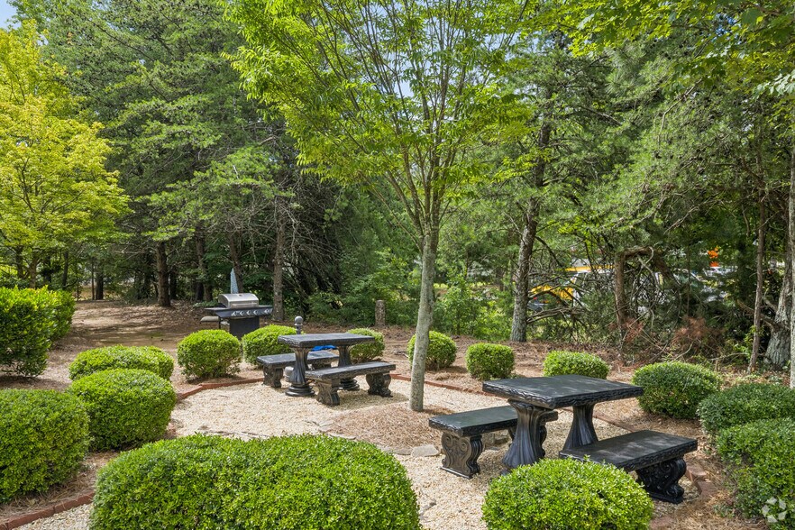 More Photos Of 1290 Kennestone Cir, Marietta Unknown For Lease