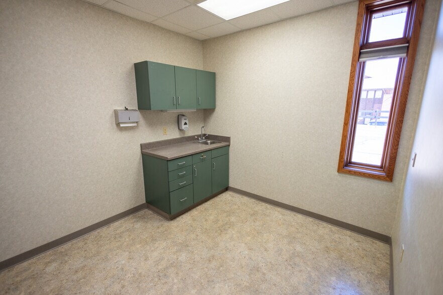 More Photos Of 1110 Oak Ridge Dr, Eau Claire Medical For Lease