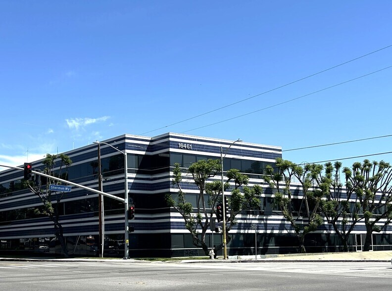 More Photos Of 16461 Sherman Way, Van Nuys Office For Lease