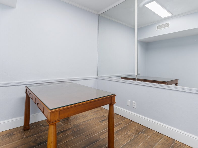 More Photos Of 2015 Avenue F, Bay City Office For Lease