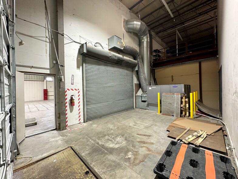 More Photos Of 7111-7113 S Anthony Blvd, Fort Wayne Warehouse For Lease