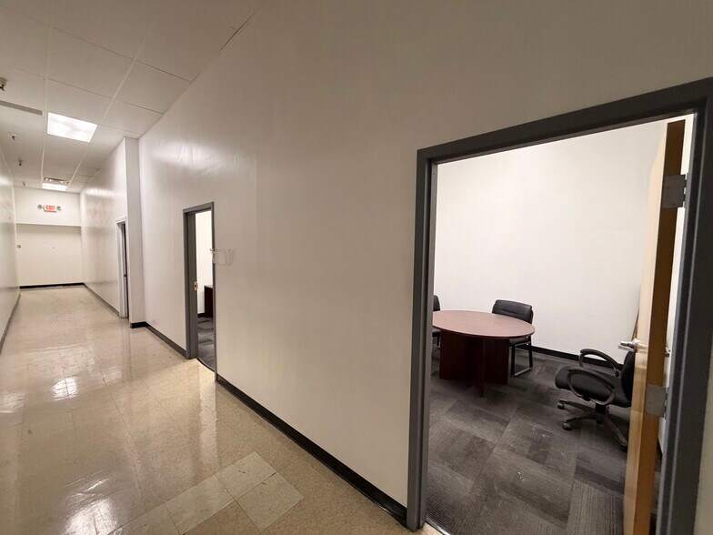 More Photos Of 100 Chamber Plz, Charleroi Supermarket For Lease