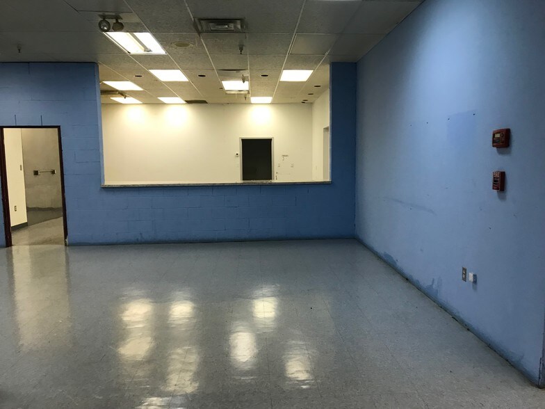 More Photos Of 1556 E Main St, Oak Hill Showroom For Lease