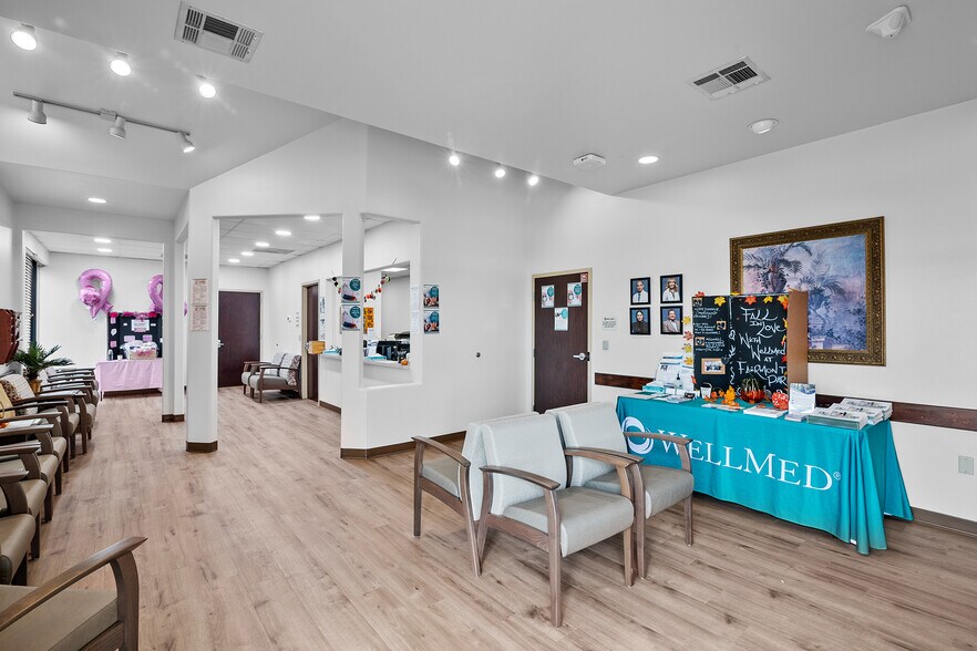 More Photos Of 10611 W Fairmont Pky, La Porte Medical For Lease