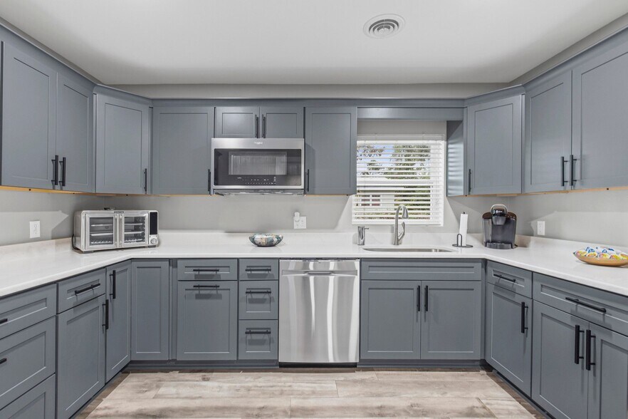 More Photos Of 6606 Old Shell Rd, Mobile Office For Sale
