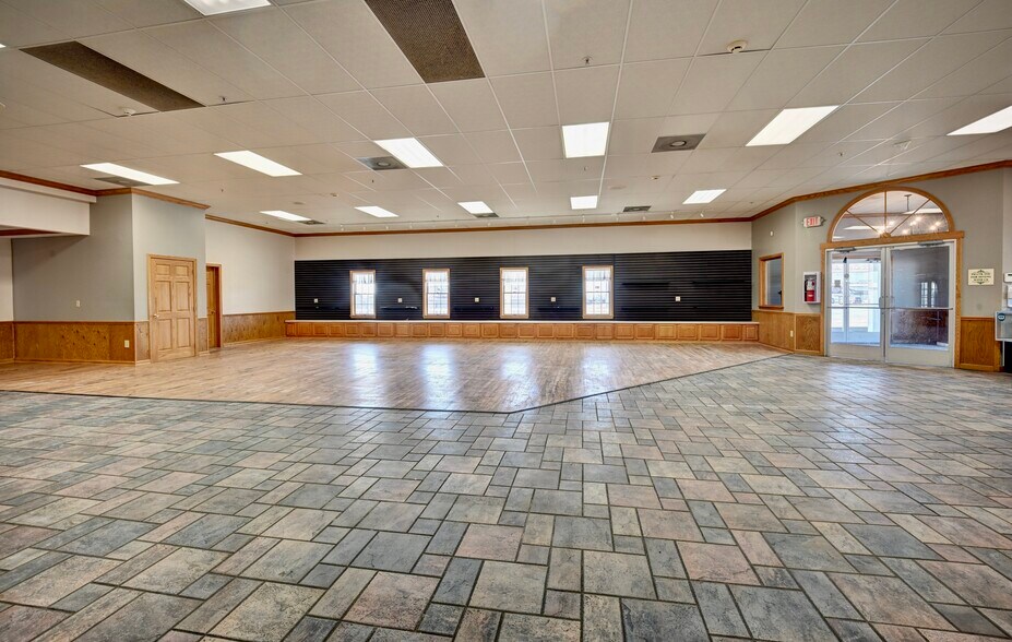 More Photos Of 14278 Lincoln Way E, Dalton Freestanding For Lease