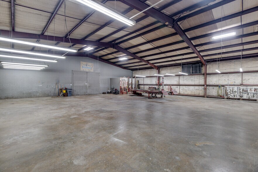 More Photos Of 805 Elm St, Bastrop Distribution For Sale
