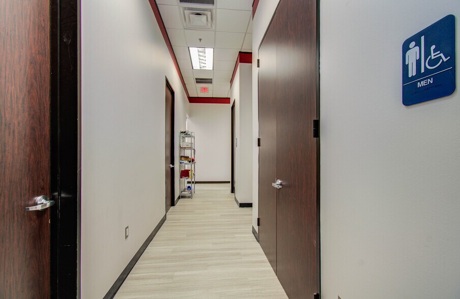 More Photos Of 9330 Kirby Dr, Houston Research And Development For Lease