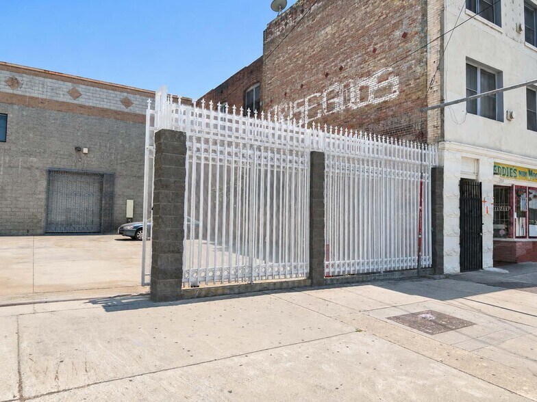 More Photos Of 2120 S Main St, Los Angeles Warehouse For Lease