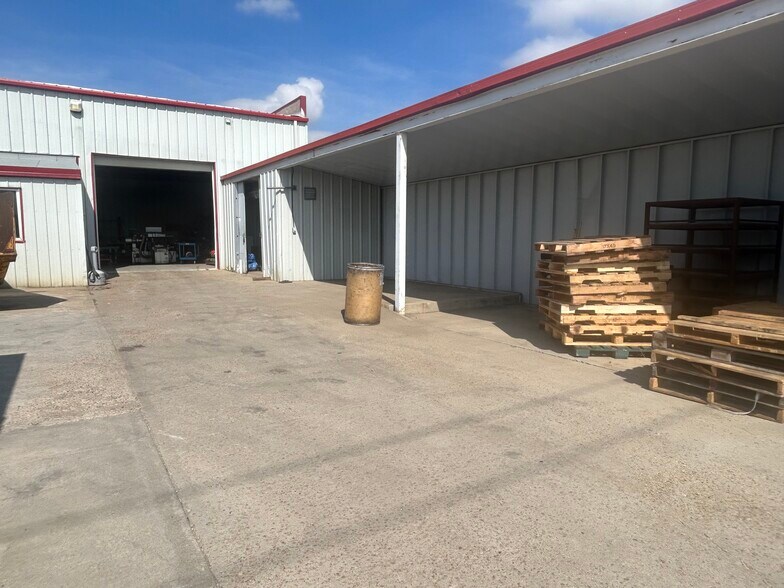 More Photos Of 1954 10 Av NW, Medicine Hat Warehouse For Sale