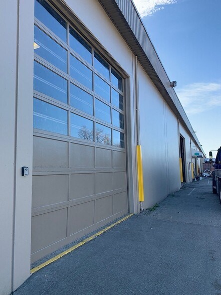More Photos Of 21-63 Braid St, New Westminster Warehouse For Lease