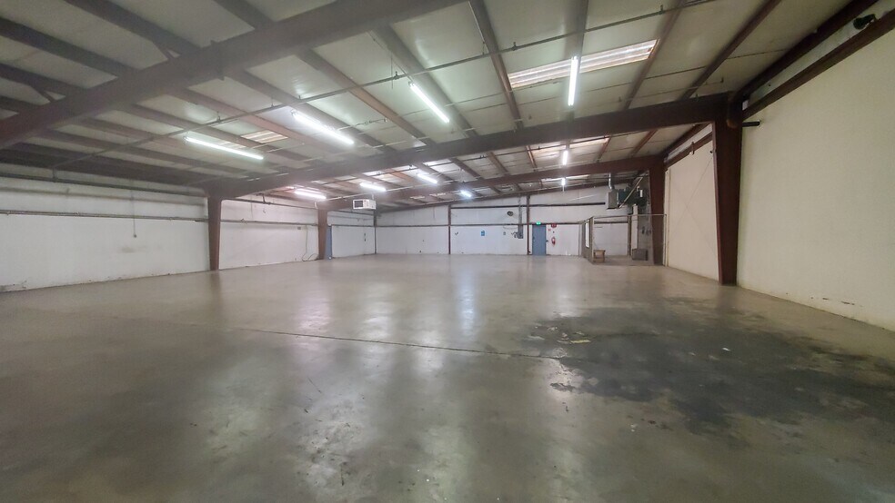 More Photos Of 509 W Barner St, Frankfort Warehouse For Lease