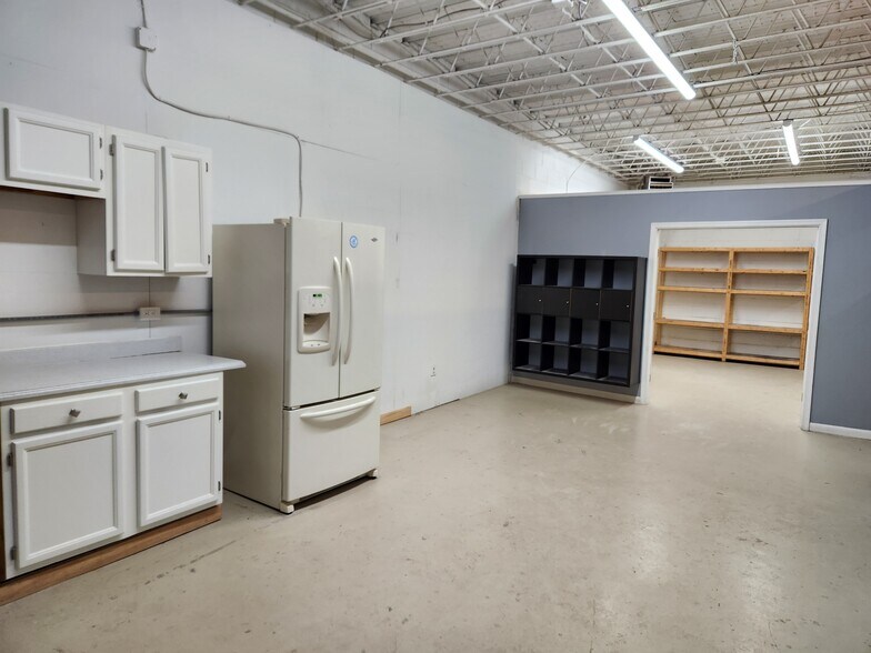 More Photos Of 4216 Howard Ave, Kensington Showroom For Sale