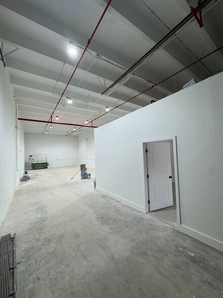 More Photos Of 6997 NW 50th St, Miami Warehouse For Lease