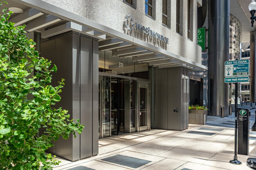 More Photos Of 311 W Monroe St, Chicago Coworking Space