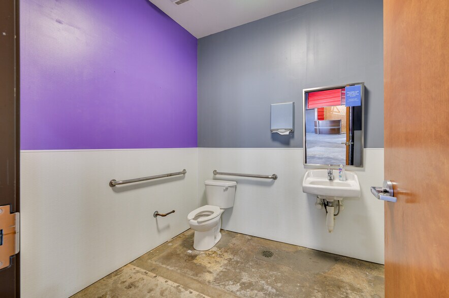 More Photos Of 3300 Lawnwood St, Fort Worth Warehouse For Sale