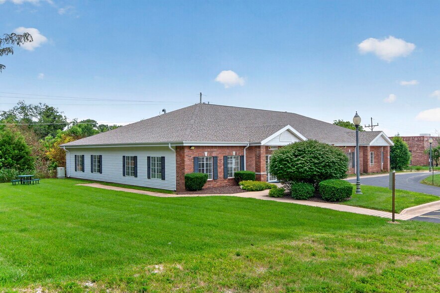 More Photos Of 1567 W Diane St, Ozark Office For Sale