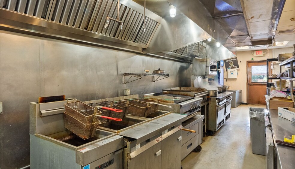 More Photos Of 511 Wilmot Ave, Twin Lakes Restaurant For Lease