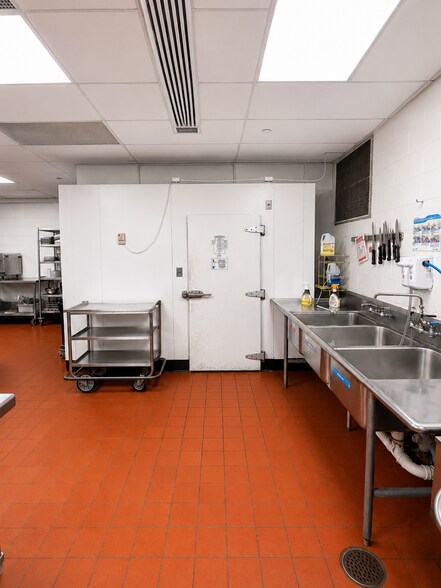 More Photos Of 2525 Highlander Pl, Iowa City Hotel For Lease