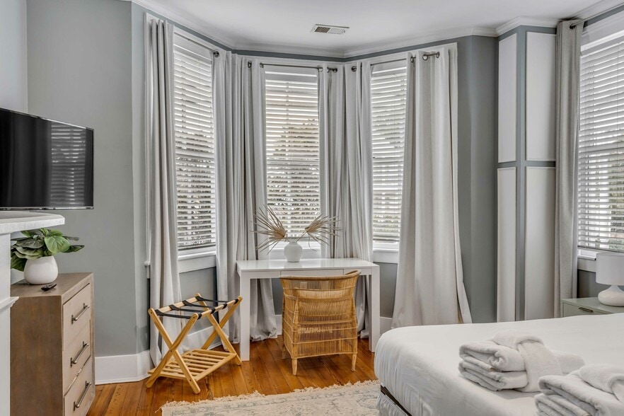 More Photos Of 140 Spring St, Charleston Hospitality For Sale