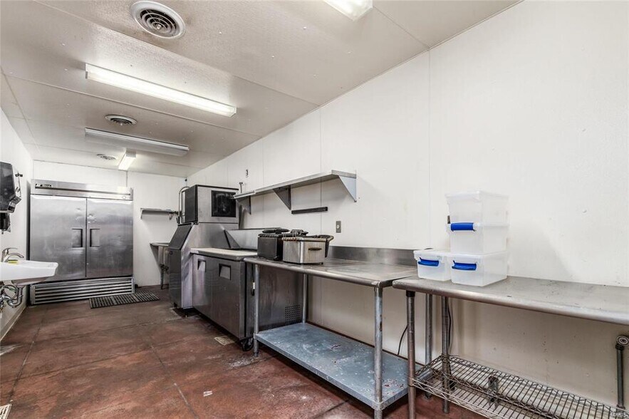 More Photos Of 512 Old Route 66, Saint Robert Showroom For Sale