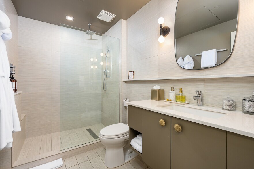 More Photos Of 1123 E 11th St, Austin Hotel For Sale