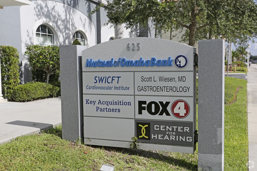 More Photos Of 625 Tamiami Trl N, Naples Medical For Lease