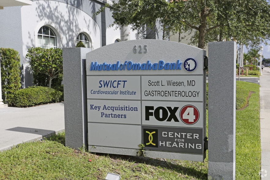 More Photos Of 625 Tamiami Trl N, Naples Medical For Lease