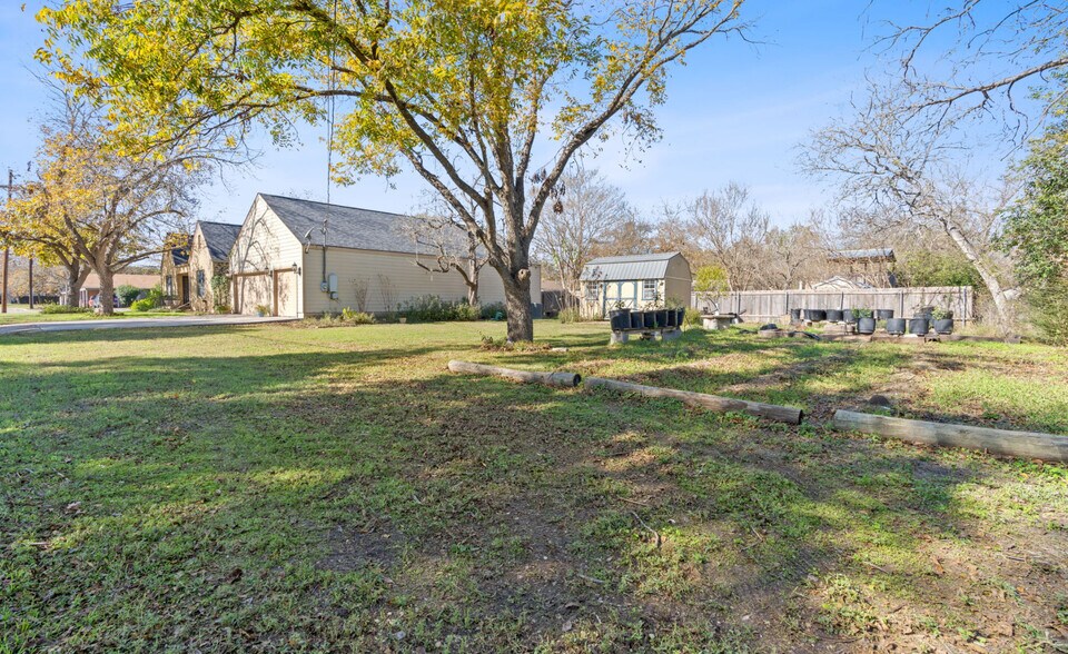 More Photos Of 762 S Guadalupe St, Lockhart Specialty For Sale