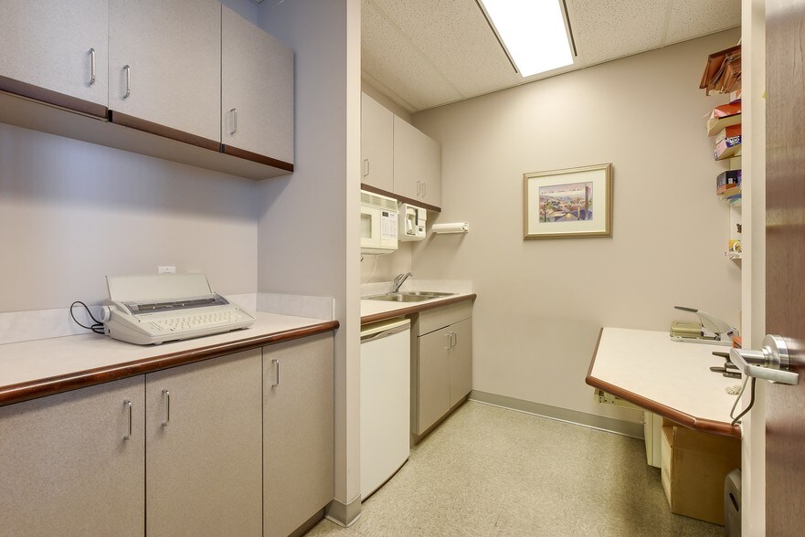 More Photos Of 4885 Kingsway, Burnaby Medical For Lease