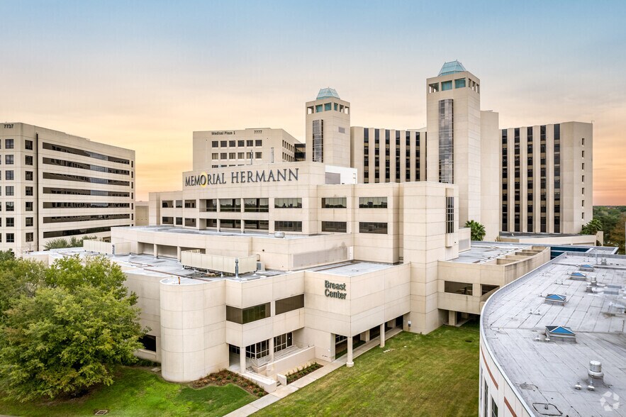 More Photos Of 7737 Southwest Fwy, Houston Unknown For Lease