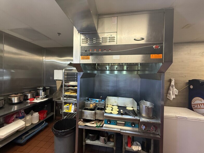 More Photos Of 950 E Colorado Blvd, Pasadena Restaurant For Lease