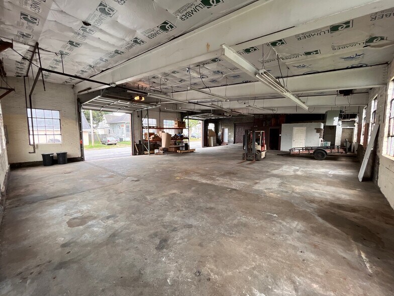 More Photos Of 1419 E Market St, New Albany Light Distribution For Lease